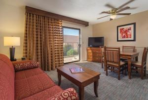 TV a/nebo společenská místnost v ubytování GetAways at Havasu Dunes Resort