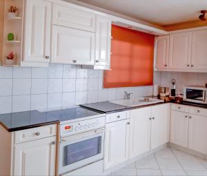 Een keuken of kitchenette bij Kalliopi's apartment