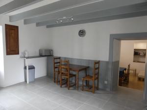 - une cuisine et une salle à manger avec une table et des chaises dans l'établissement Grand gite du Puy Lambert, à La Flocellière