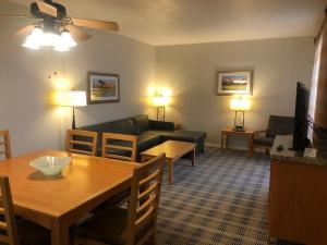 ein Wohnzimmer mit einem Sofa und einem Tisch sowie ein Esszimmer in der Unterkunft GetAways at Vista Mirage Resort in Palm Springs