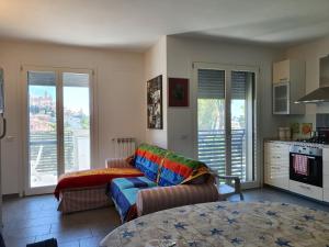 ein Wohnzimmer mit einem Sofa und einem Tisch in der Unterkunft casa di clara in San Bartolomeo al Mare