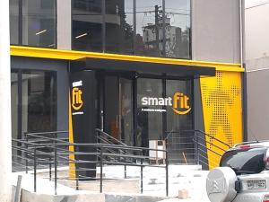 un edificio en construcción con el nombre de smart fit en él en The Flat 15 en Campinas