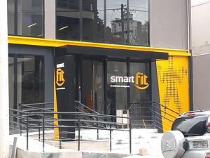 a building under construction with the name smart fit on it at Studio 15 - centro Campinas in Campinas +5 photos
