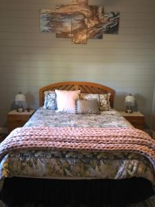 Giường trong phòng chung tại Bellbrook Historic Getaway at Bellmeadow Homestead