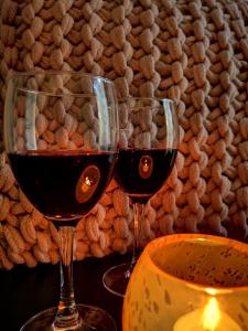dos vasos de vino tinto sentados en una mesa en Criterion Hotel Perth, en Perth