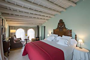- une chambre avec un grand lit et une couverture rouge dans l'établissement Encís d'Empordà -Adults Only-, à Casavells 37 autres photos