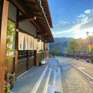 un bâtiment avec une passerelle à côté d'une rue dans l'établissement Toraya, à Gero