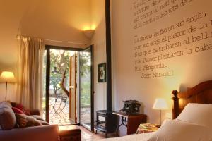 a living room with a bed and a wall with writing on it at Encís d'Empordà -Adults Only- in Casavells