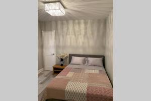 Llit o llits en una habitació de Luxury Private Home in the Heart of Niagara Falls