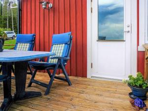 2 sedie blu e un tavolo su un patio di 2 person holiday home in FR NDEFORS a Frändefors