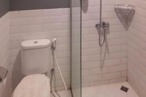 Vonios kambarys apgyvendinimo įstaigoje RedDoorz Plus @ Doorman Guest House