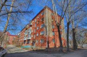 オムスクにあるOmsk Sutki Apartment on Zhukovaの市通りの大きな赤レンガ造り
