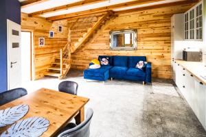 a living room with a blue couch and a table at Sielsko Anielsko Zabłocie in Kodeń