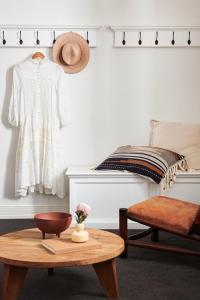 una habitación con una mesa y una camisa blanca colgada en la pared en Anchor Geelong en Geelong