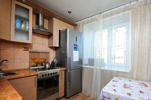 オムスクにあるOmsk Sutki Apartments on Gagarina 2のキッチン(ステンレス製の冷蔵庫付)、窓が備わります。