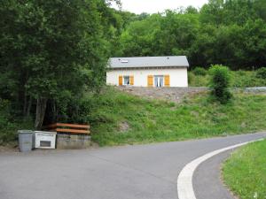 una pequeña casa blanca al lado de una carretera en chalet cathy, en Laveissière