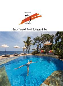 - un homme dans la piscine d'un complexe dans l'établissement Tauch Terminal Resort Tulamben & Spa, à Tulamben