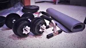 un grupo de pesas sentadas en el suelo en Zen Harmony House Sydney, en Sídney