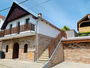 une maison en briques avec un escalier. dans l'établissement Ubytovani U lišáka FOXE, à Bulhary