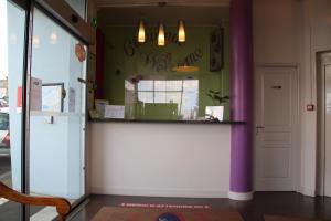 アングレームにあるホテル ドルレアンの紫と緑の壁の店頭
