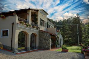 A garden outside Totohouse Da Marco piscina riscaldata