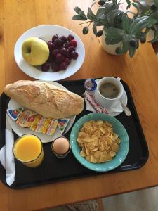 una bandeja de comida con un desayuno de pan y fruta en Haritos Hotel - Geothermal Hot Swimming Pool, en Mandrákion