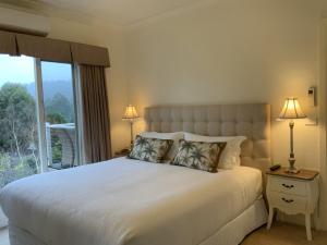 En eller flere senger på et rom på Delderfield Villas & Massage