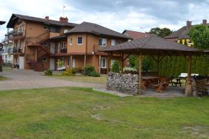 a house with a picnic table and an umbrella at Dom Gościnny Przystań in Międzywodzie