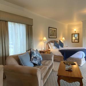 um quarto de hotel com duas camas e um sofá em Delderfield Villas & Massage em Marysville