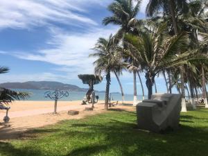 un parco vicino a una spiaggia con palme di ABAY Hotel a Nha Trang