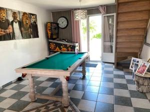 Τραπέζι μπιλιάρδου στο chambre proche du circuit des 24h
