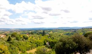 una vista aérea de un valle con árboles y montañas en @151, en Siena