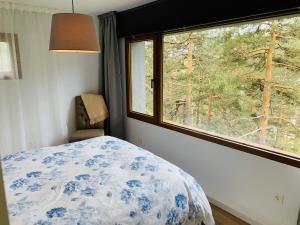 Un pat sau paturi într-o cameră la Apartamento con encanto Puerto de Navacerrada