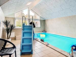 uma piscina com escorrega num quarto em Holiday home Frederiksværk VI em Frederiksværk