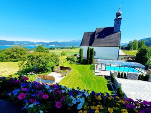 una chiesa con dei fiori davanti di Haus Leitner ad Attersee am Attersee