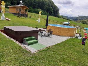 a backyard with a pool and a table and chairs at Dara's Camping in Prod