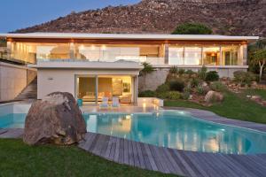 une maison avec une piscine dans la cour dans l'établissement Flightdeck, au Cap