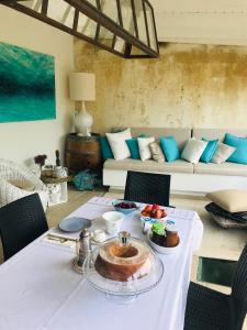 uma sala de estar com uma mesa com um bolo em La Casa di Bacco B&b em Alezio