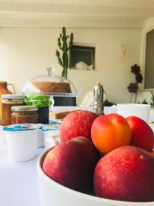 un tazón de manzanas sentado en una mesa en La Casa di Bacco B&b, en Alezio