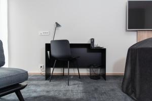 a black desk with a chair in a room at Thon Partner Hotel Norge in Kristiansand