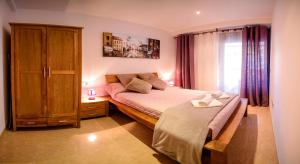 um quarto com uma cama, um armário e uma janela em Parrot’s House em Lloret de Mar