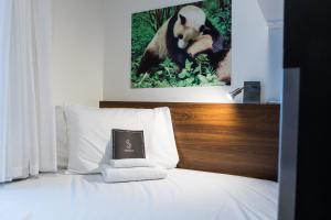 una habitación de hotel con una foto de oso panda en la cama en Smarthotel Tromsø en Tromsø