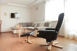 - un salon avec un canapé et une chaise dans l'établissement Hiška sprostitve, à Vransko