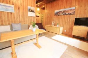 - un salon avec un canapé et une table dans l'établissement Apartament BazaTatry Taternicki, à Zakopane