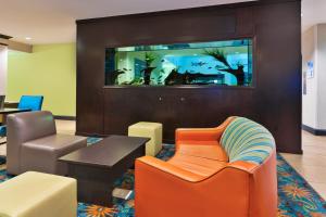 TV a/nebo společenská místnost v ubytování Holiday Inn Express & Suites Southport - Oak Island Area, an IHG Hotel