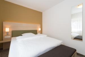 Ein Bett oder Betten in einem Zimmer der Unterkunft Hotel Schneider