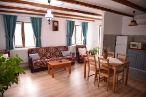 uma sala de estar com um sofá e uma mesa em Dumbrava em Uzlina