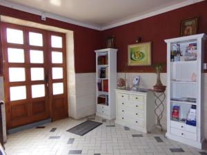 Habitación con armarios blancos y puerta. en Chambres d'hotes du Domaine Capiet en Courpiac