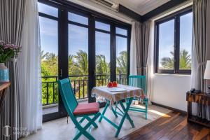 Een balkon of terras bij Tra Que Mansion