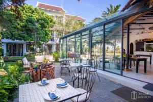 Een restaurant of ander eetgelegenheid bij Tra Que Mansion